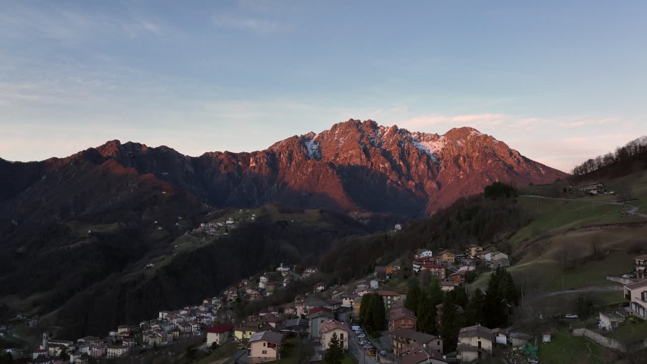 hermosa vista aérea del valle de seriana y sus montañas al amanecer, alpes orobie, bérgamo, italia