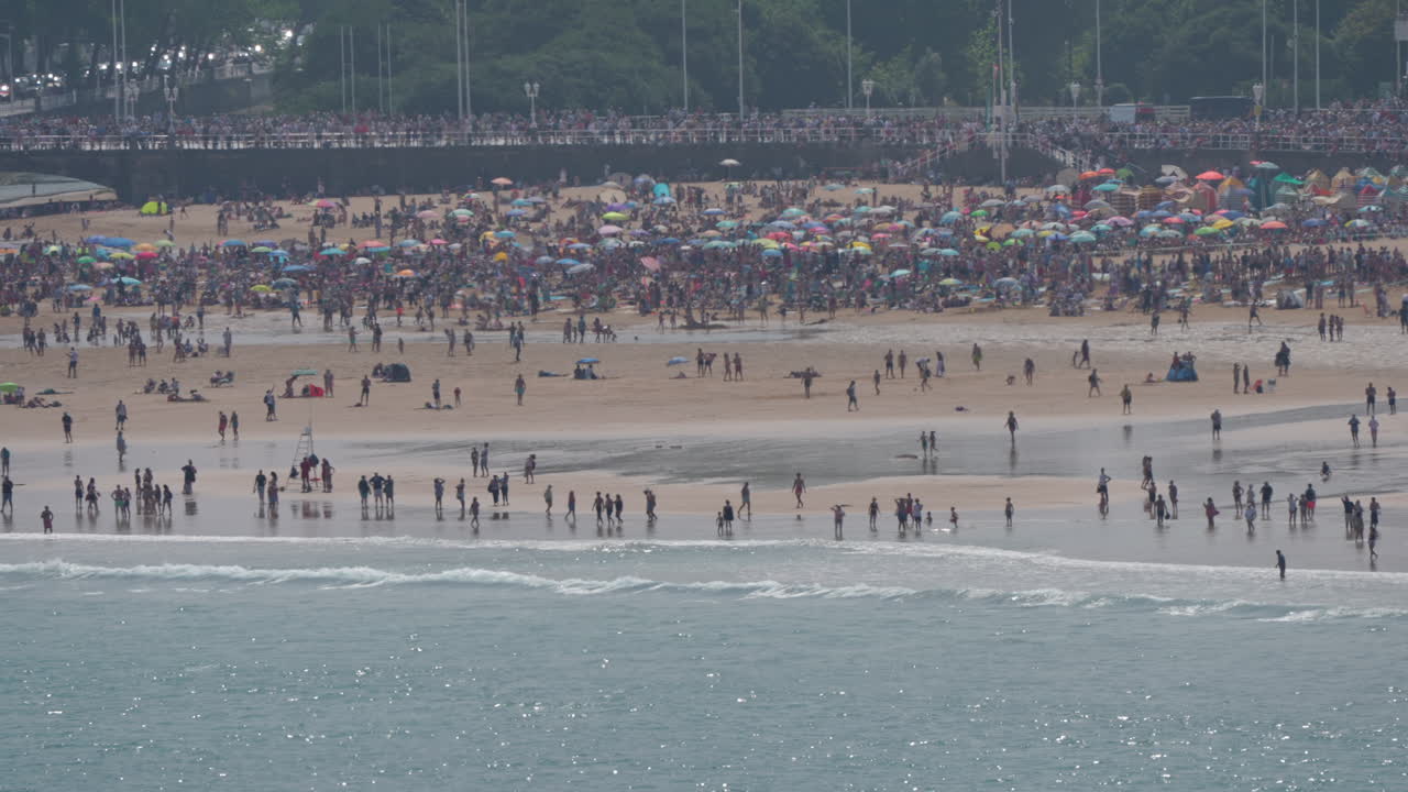 비는 해변 장면