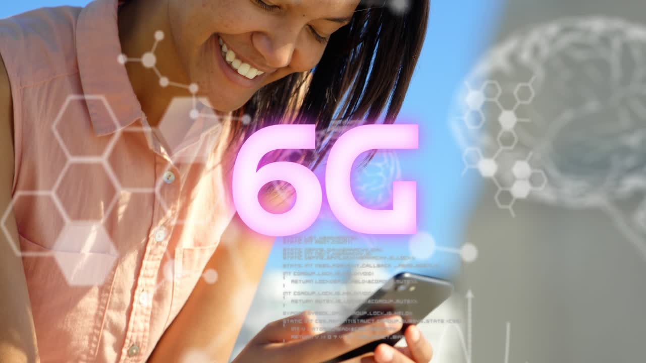 Animazione di testo 6G e elaborazione dati su donna che usa lo smartphone.