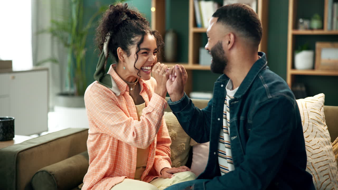 pareja teniendo una conversación en casa