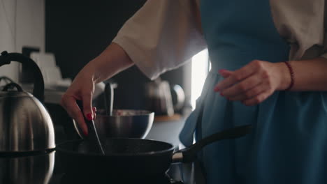 Ama-De-Casa-Está-Friendo-Panqueques-En-La-Mañana-La-Dama-Está-Cocinando-En-La-Cocina-De-Casa-Volteando-El-Pastel-En-Una-Sartén