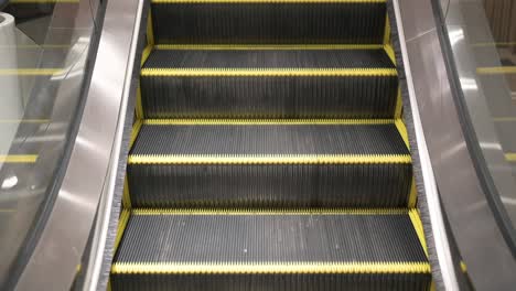 las escaleras mecánicas, las escaleras eléctricas, las escaleiras mecánicas en un área pública.