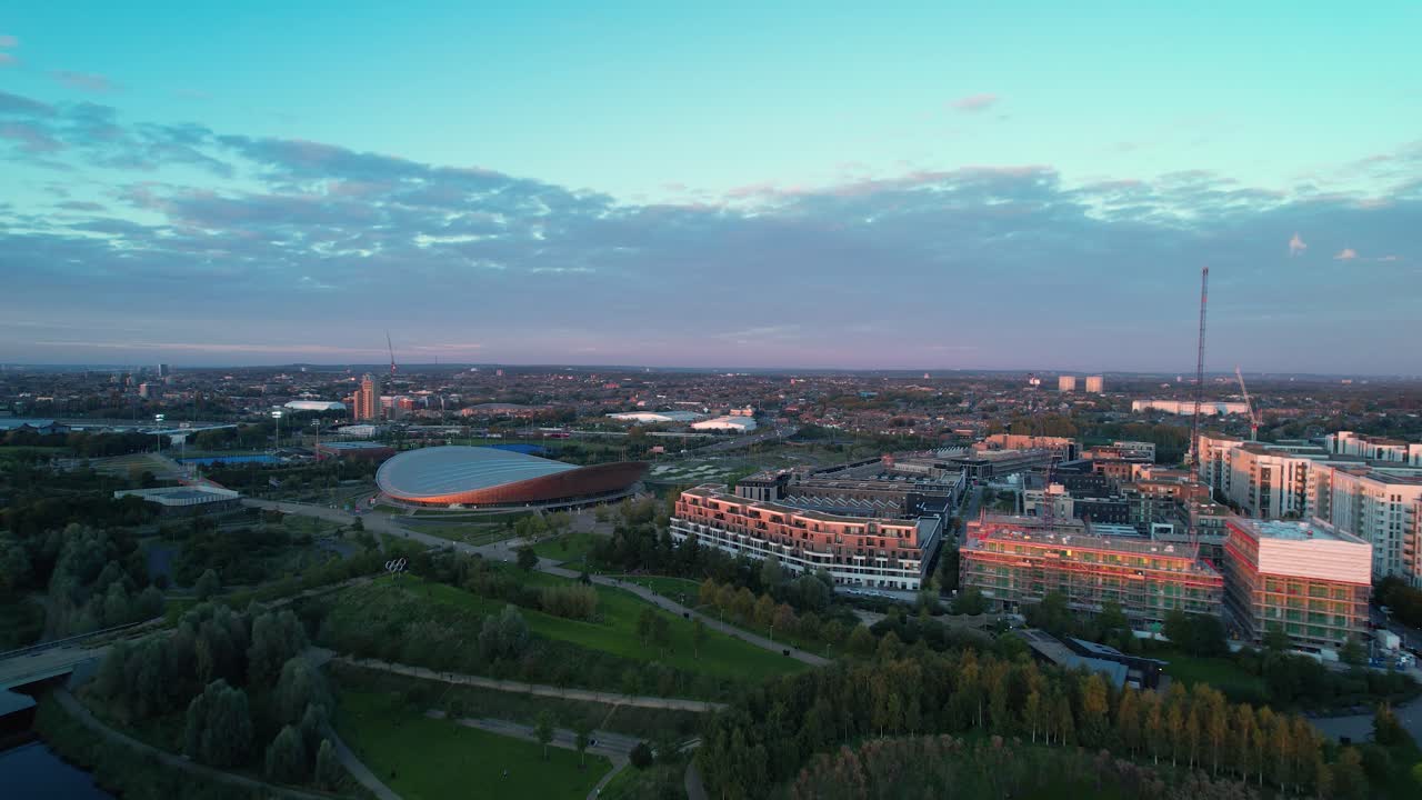 lee valley velopark cycling center en queen elizabeth olympic park stratford east london vista aérea empujar hacia adelante