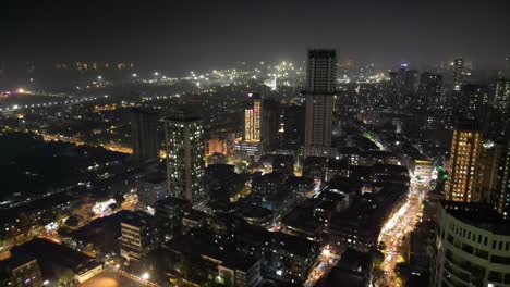 Vista-Nocturna-Tiro-Con-Dron-En-La-Puerta-De-La-Iglesia