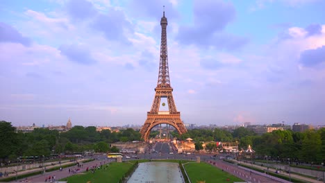 hermosa toma de establecimiento de la torre eiffel paris