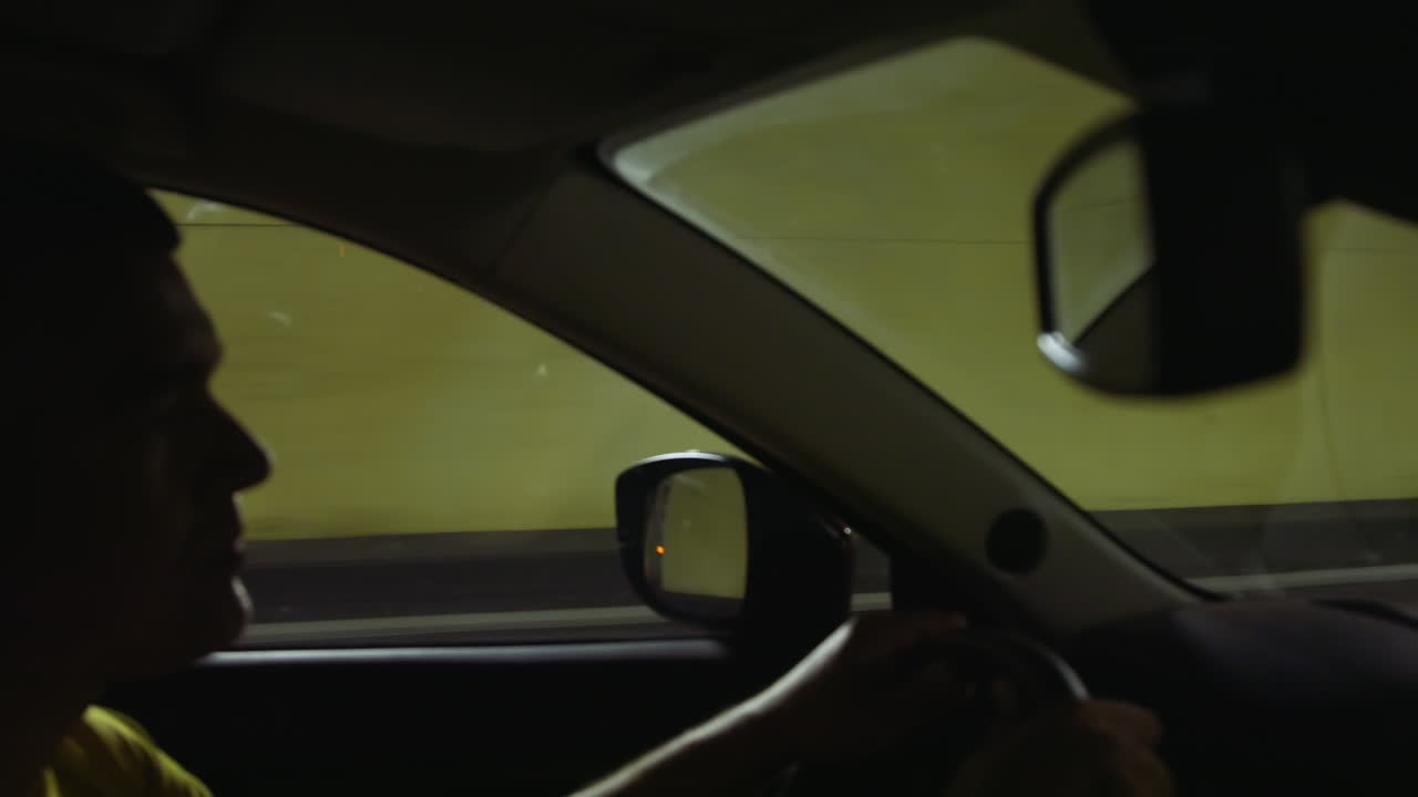 밤에 터널을 운전하는 것