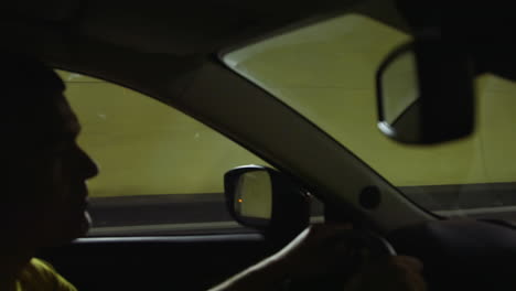 conduciendo a través de un túnel por la noche