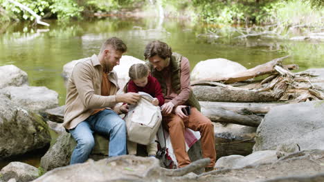 Familie-Genießt-Die-Natur-In-Der-Nähe-Des-Flusses