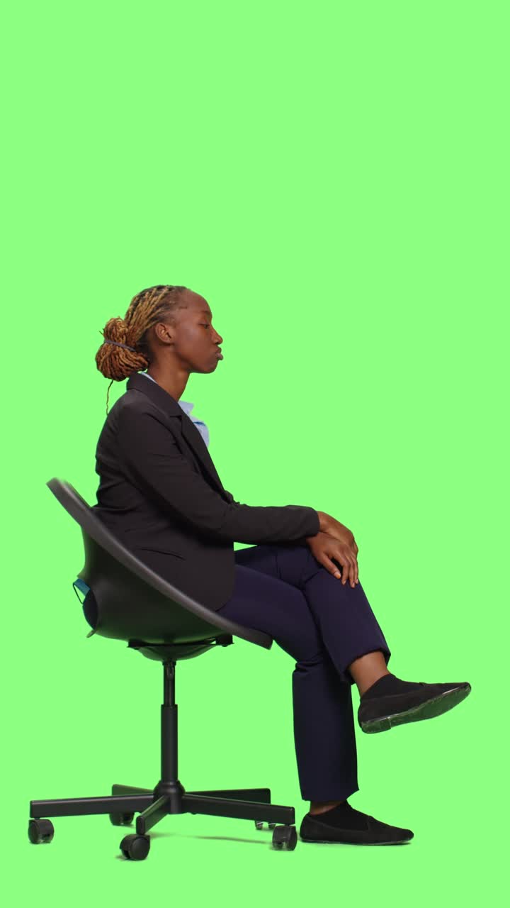 Video verticale: manager aziendale seduta su una sedia in attesa in studio