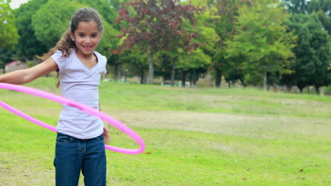una niña haciendo hula hoop