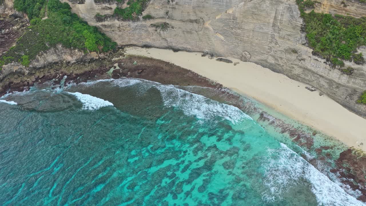 Vista aerea di Diamond Beach a Nusa Penida, Bali.