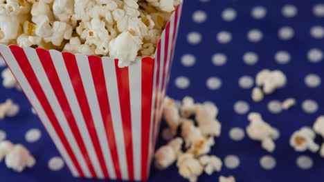 animazione di una scatola di popcorn su macchie bianche