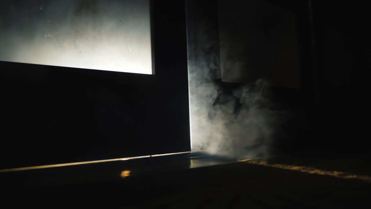 방 1의 문 아래 균열에서 나오는 불의 연기