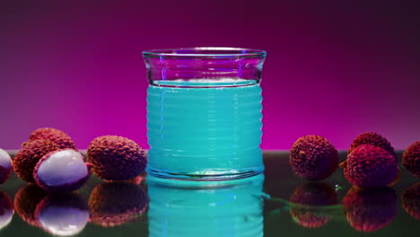 jugo de lichi en un vaso con lichis