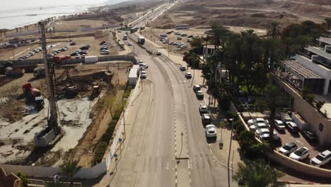 panorámica de drones aéreos de 4k sobre la zona hotelera del mar muerto de la carretera del desierto