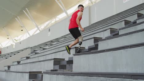 Atleta-Masculino-Caucásico-Discapacitado-Con-Entrenamiento-De-Pierna-Protésica,-Subiendo-Escaleras