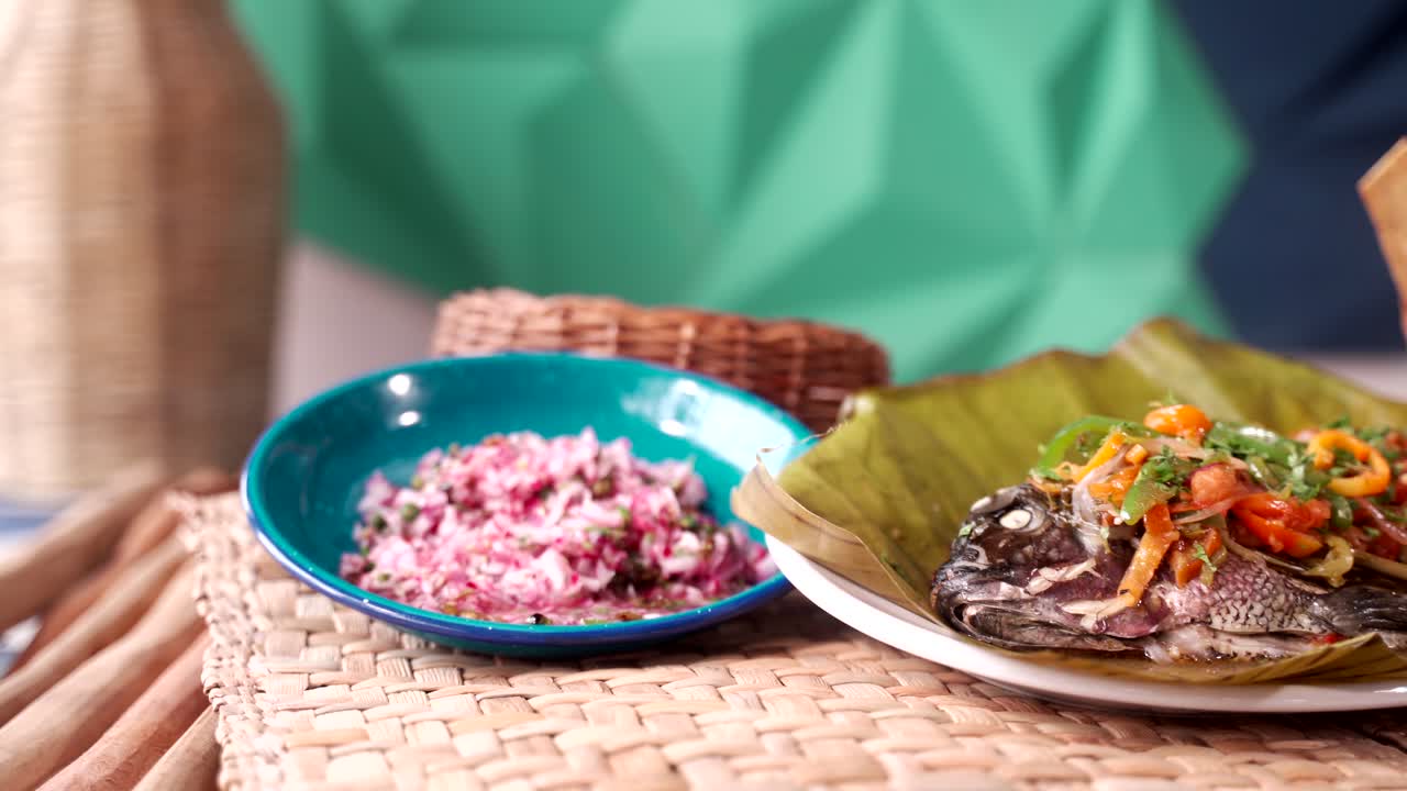 건강한 찐 생선 멕시코 레스토랑 슬라이더 샷 페스카도 엠파펠라도