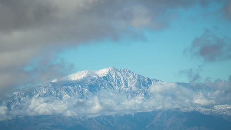 Blick-Auf-Die-Schneebedeckten-Berge-Der-Sierra-Nevada-Vom-Joshua-Tree-Nationalpark