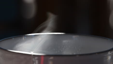 el vapor se escapa de una taza de té caliente, las partículas blancas se evaporan