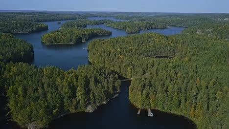 Vista-Aérea-De-Un-Puente-Flotante-Sobre-Cuerdas-Sobre-Un-Lago-O-Un-Arroyo-En-Un-Bosque,-Verano,-Plano-épico-Aéreo-Con-Islas,-Lagos-Y-Bosques