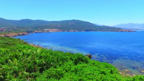 Strand-Des-Großen-Leuchtturms-Von-Jijel-Algerien-An-Einem-Sonnigen-Tag