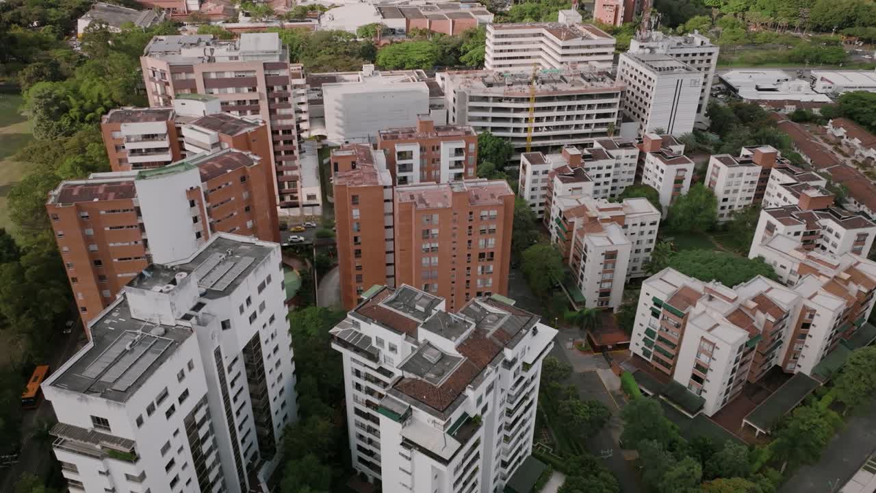 sobrevuelo aéreo lento de edificios de apartamentos en los suburbios de cali, colombia