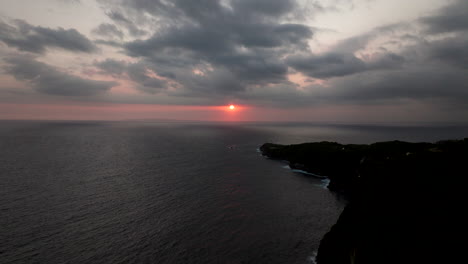 el anochecer sobre la playa serena en el norte de nusa penida, bali, indonesia