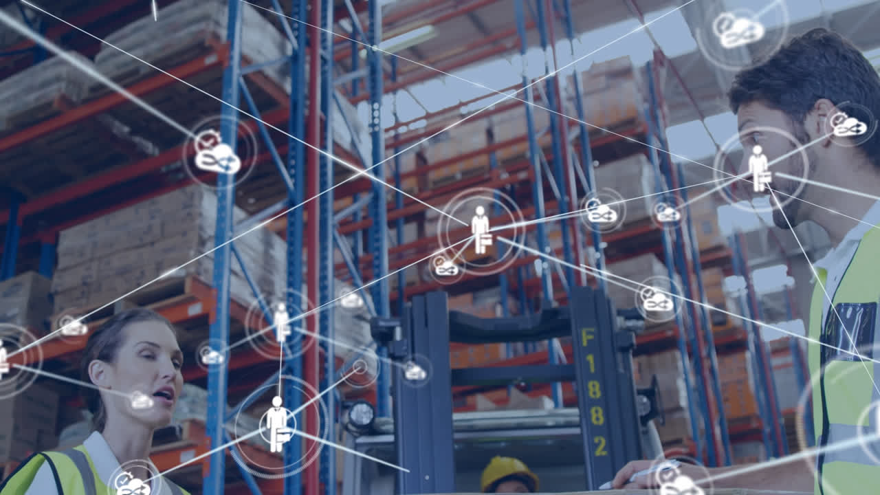 animación de una red de iconos digitales sobre trabajadores caucásicos masculinos y femeninos discutiendo en el almacén