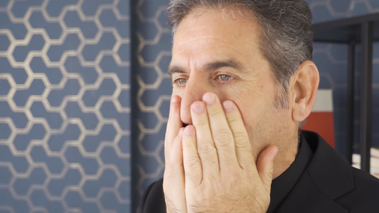 el hombre de negocios maduro positivo se regocija y es feliz.