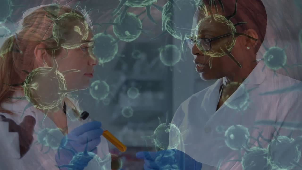 animación de células de coronavirus sobre una mujer en el laboratorio