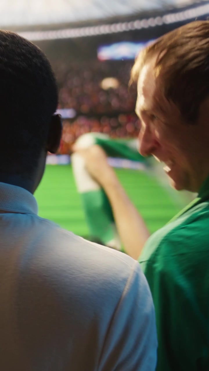 Video verticale. Primo piano di tifoso di calcio soddisfatto che intona cori sugli spalti dello stadio.