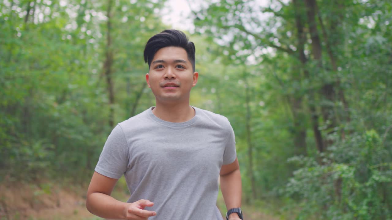 숲 공원에서 달리는 남자