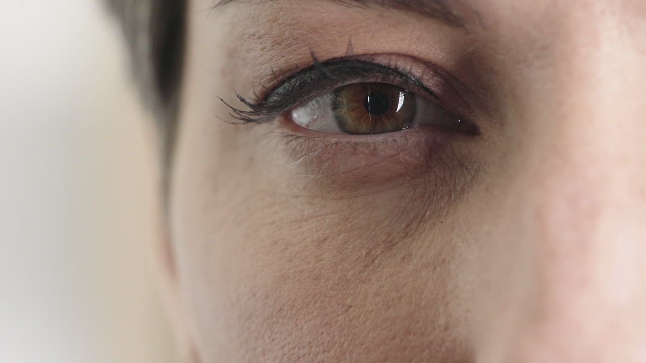 mujer de cerca abriendo los ojos expresión feliz usando maquillaje cosméticos belleza óptica humana