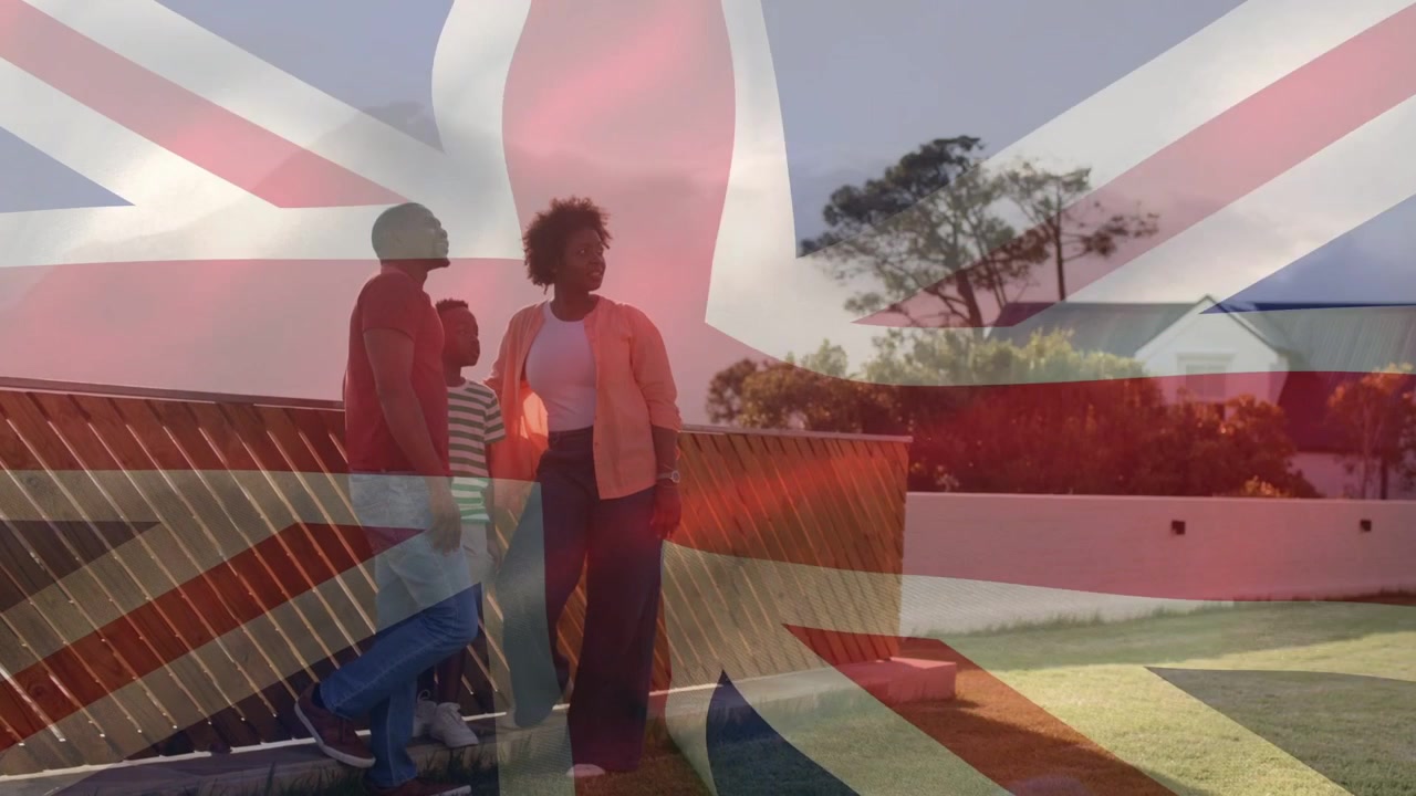 Familietrio Begint Gesprek Terwijl Ze Tuin bij Hek Observeren, Britse Vlag Overlay als Leidraad voor Onderwijs