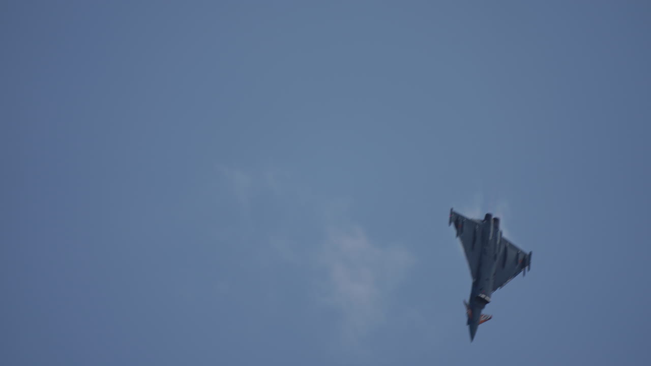 avión de combate en vuelo