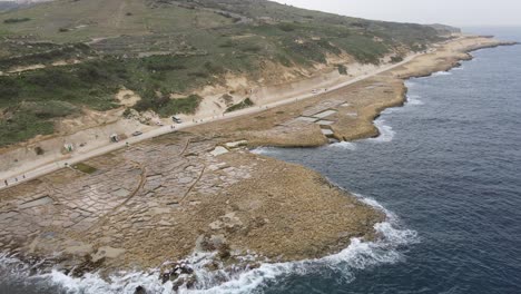toma aérea de drones volando sobre salinas y la hermosa costa mediterránea de la isla de gozo en malta