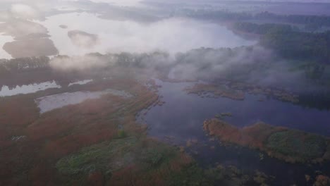 Vista-Aérea-De-4k-De-Un-Lago-En-El-Parque-Paisajístico