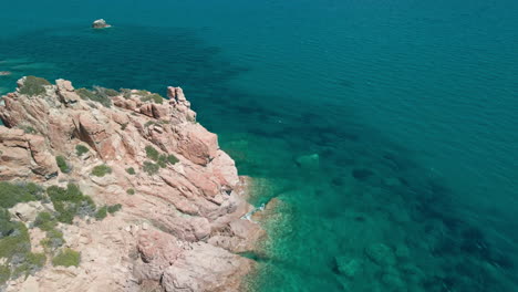 Acantilados-Escarpados-De-Verano-Junto-Al-Mar-Tropical-Sereno-Durante-El-Día-Soleado-En-Cerdeña,-Italia