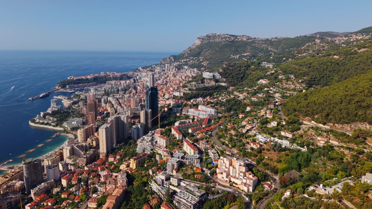 Vista aerea del paesaggio urbano di Montecarlo con la costa e le colline in una giornata limpida