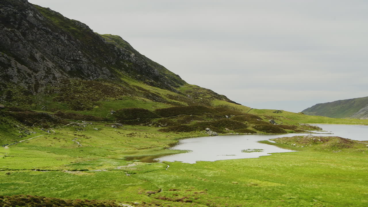 Splendido scenario naturale di montagna del lago Cwm Idwal nella catena montuosa Glyderau di Snowdonia, panoramica a destra