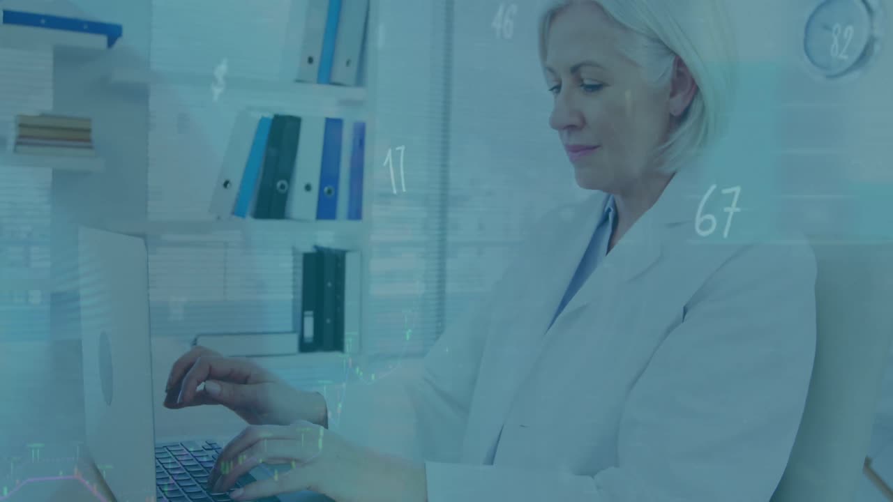 animación de pantallas de procesamiento de datos sobre una doctora caucásica senior usando una computadora portátil en el hospital.