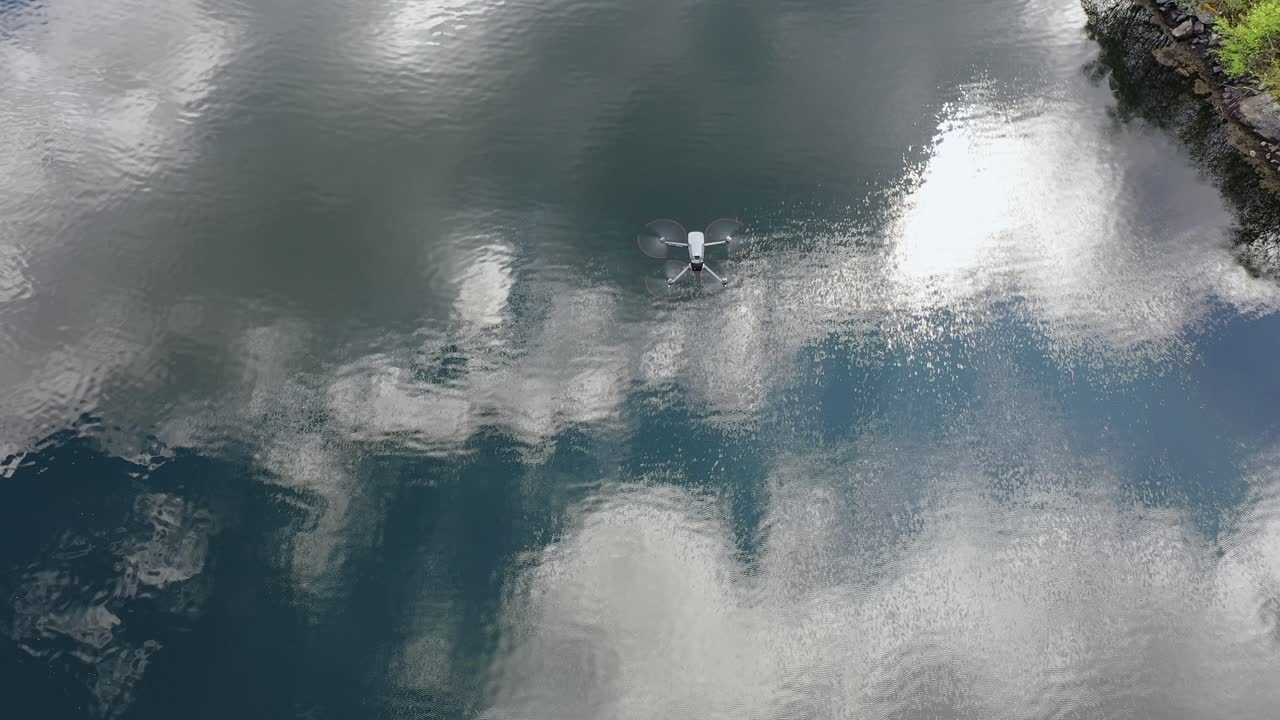 비디오 드론이 아름다운 노르웨이 피오르드 위를 날아다니며 비디오 영상을 촬영합니다.