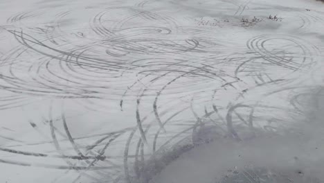 el invierno transforma un campo inundado en hielo