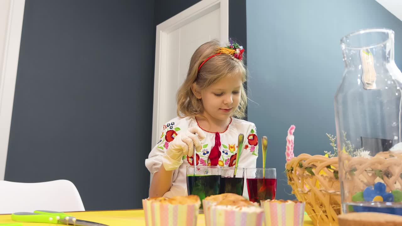 niño teñido huevos de pascua