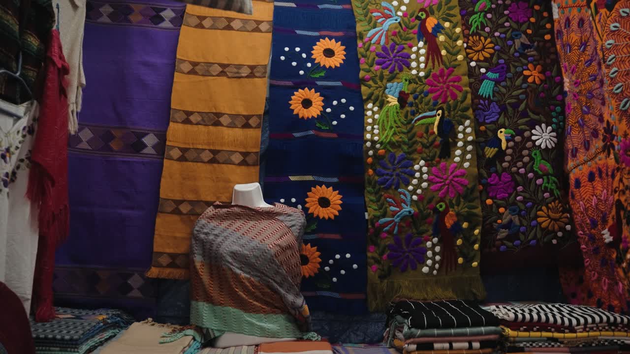Tessuto Artigianale Intrecciato da una Donna Indigena in un Villaggio Maya a Zinacantan, Chiapas, Messico