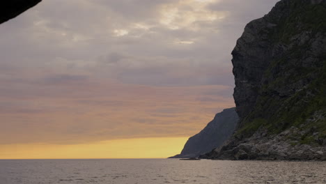 vista espectacular de la puesta de sol sobre las rocas kannesteinen en maloy, noruega