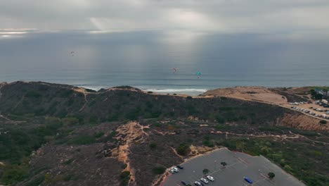 Parapentes-Volando-Desde-La-Plataforma-De-Lanzamiento-Sobre-La-Colina-En-La-Costa-De-La-Jolla,-San-Diego,-Ca