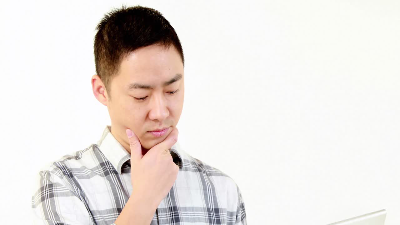 노트북을 사용하고 아이디어를 가지고 서 있는 남자