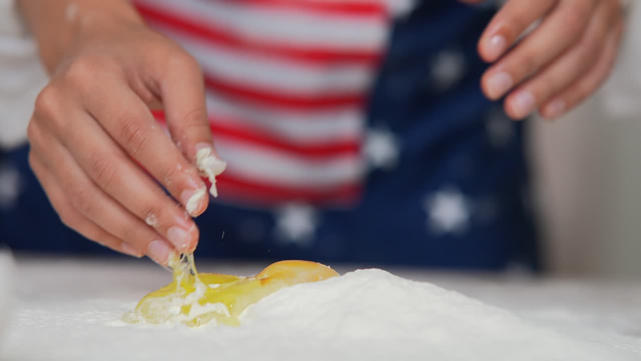 Niño horneando con delantal de la bandera americana