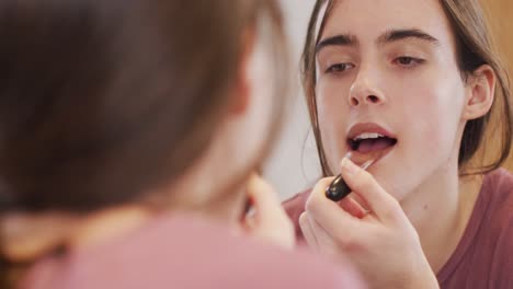 Mujer-Transgénero-Caucásica-No-Binaria-Haciendo-Maquillaje